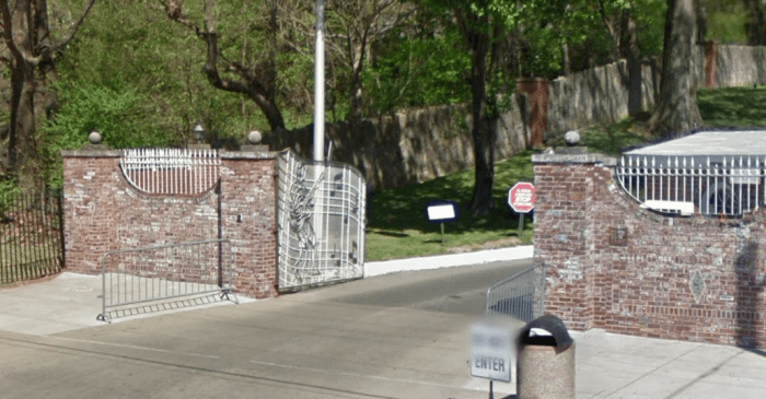 elvis-graceland-mansion-entrance