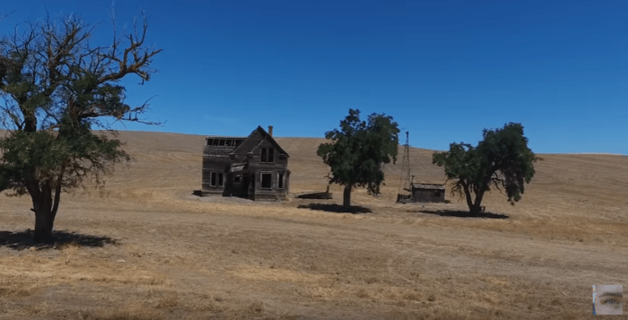 house-in-the-middle-of-nowhere-oregon-yt-2.PNG