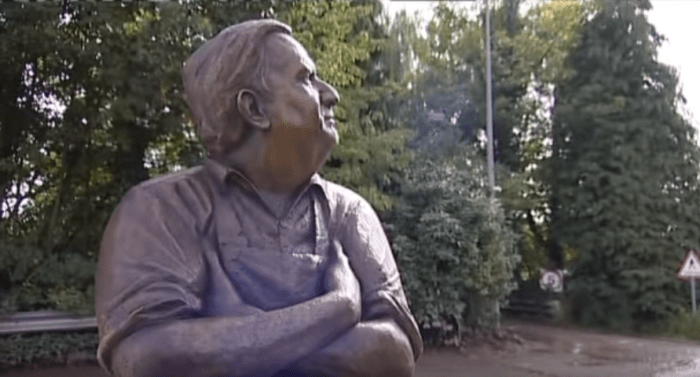 ronnie-barker-statue-sv4