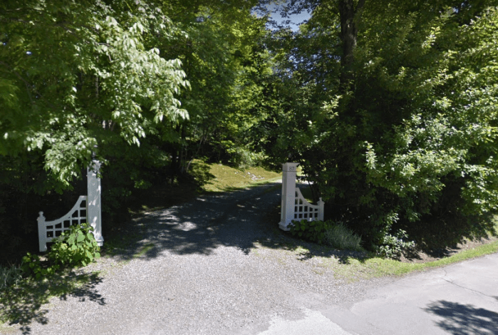 the-little-girl-who-lives-down-the-lane4