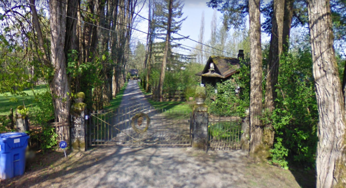 the-intruder-2019-house4