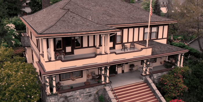 dangerous-lies-mansion3