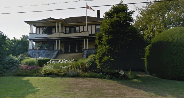 dangerous-lies-mansion4