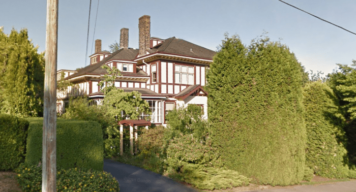 dangerous-lies-mansion2