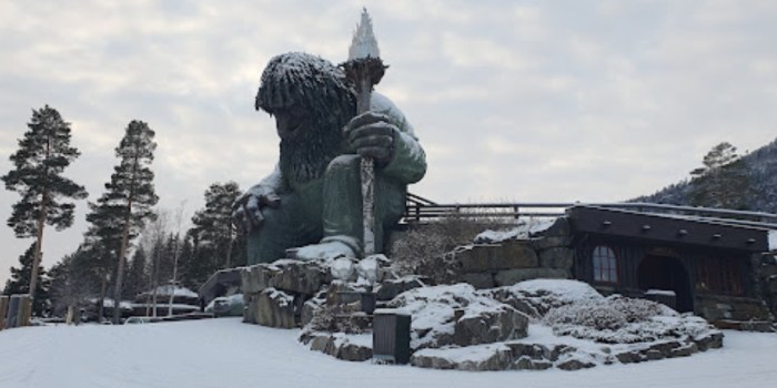 hunderfossen eventypark troll in the snow